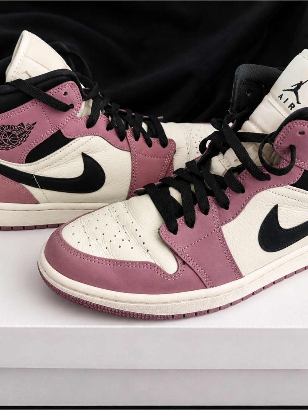 Jordan WMNS Air Jordan 1 Mid SE in Mulberry & Black - Picture 2 of 5